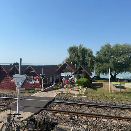 Red Stone Palkoeve 200m A Balaton Parttol Kilatassal Kovagoors