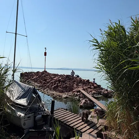 Red Stone Palkoeve 200m A Balaton Parttol Kilatassal *