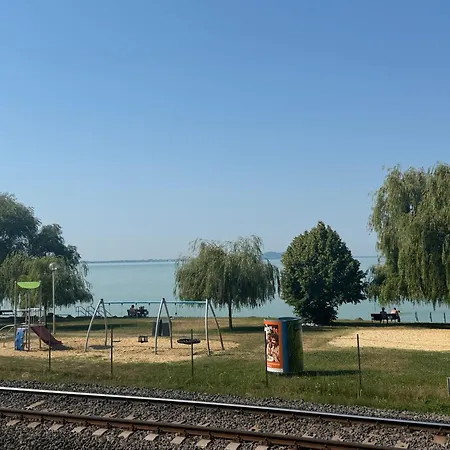 Red Stone Palkoeve 200m A Balaton Parttol Kilatassal * Kovagoors