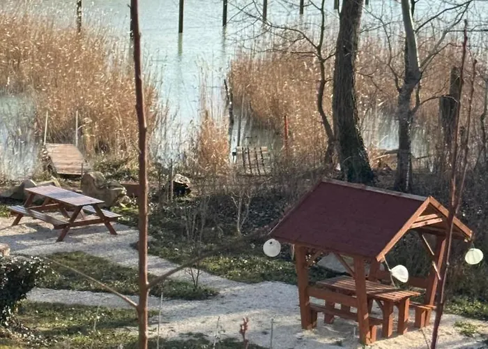 Red Stone Palkoeve 200m A Balaton Parttol Kilatassal- Kutya Barat Lägenhet